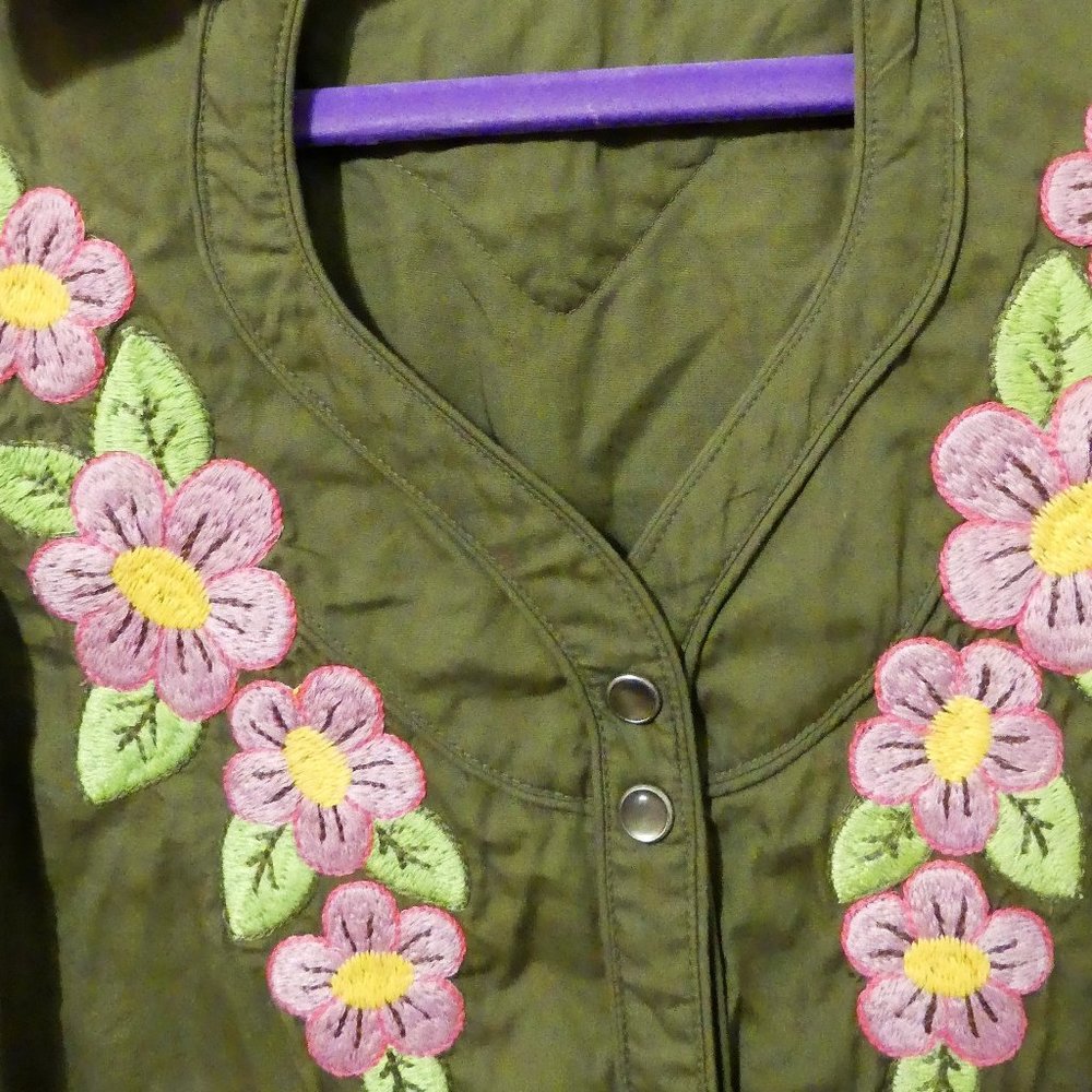Embroidered V-Neck "Button down" - Picture 2 of 5